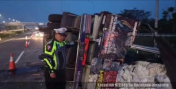 Bus Harapan Jaya Terlibat Kecelakaan dengan Truk di Tol Jombang, Satu Orang Meninggal Dunia