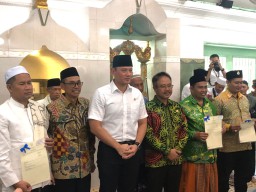 Menteri AHY Serahkan Sertifikat Wakaf Untuk Kompleks Makam Sunan Giri Setelah Ratusan Tahun Tanpa Payung Hukum