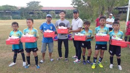 Hore! SSB di Sekitar Smelter Freeport Gresik Mendapatkan Sepatu Sepak Bola