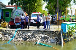 Terjebak Jembatan Ambruk, Truk Tangki PDAM Sidoarjo Justru Bantu Salurkan Air Bersih