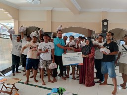 Serahkan Bantuan Pangan Bergizi, BRI Gresik Bantu Warga Kurang Mampu di Kota Santri