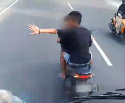 Viral Dua Pemuda di Jombang Sok Jagoan Hadang Bus Harapan Jaya, Berakhir Dimassa