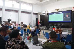 Wakil Bupati Gresik Aminatun Habibah Paparkan Urgensi Membangun Ekonomi Hijau dan Halal dalam Seminar ICBEESS di Unmuh Gresik