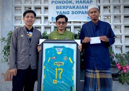 Maya Indri Bersama Apparel Allegiant Lelang Jersey Matchworn untuk Bantu Pondok Pesantren