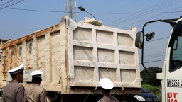 Satlantas Polres Gresik Tindak Puluhan Truk Galian C yang Tak Menutup Muatan