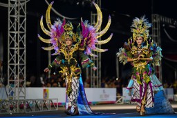 Artwear Petrokimia Gresik Berbahan Kantong Pupuk Tampil di Catwalk Jember Fashion Carnaval 2024