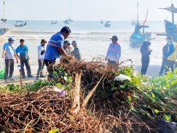 Melalui Gotong Royong, Warga Tuban Berikan Contoh Menjaga Kebersihan Pantai