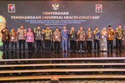 Pemkab Gresik Raih Penghargaan UHC Award Tingkat Utama, Berhasil Lampaui Target Kepesertaan JKN