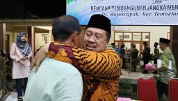 Mundur dari Jabatan Kades Mojokrapak Jombang, Momen Pamitan Warsubi Diiringi Isak Tangis Haru Warga