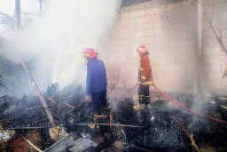 Gudang Mebel di Kecamatan Panceng Gresik Kebakaran Dipicu Pembakaran Sampah, Satu Orang Luka Bakar