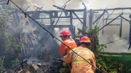 Ditinggal Kerja Penghuninya, Tiga Rumah di Desa Pulopancikan Gresik Hangus Kebakaran