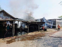 Gudang Kapas dan Bengkel Bubut di Kecamatan Driyorejo Gresik Kebakaran, Diduga Karena Korsleting Listrik