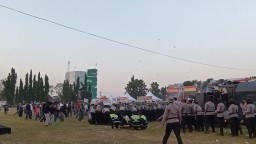Mencekam, Polisi Pukul Mundur Simpatisan Cabup Rusuh Pada Simulasi Sispamkota Pilkada Jombang 2024