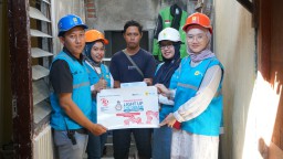 Srikandi PLN Surabaya Selatan Ikut Serta Hadirkan Cahaya Bagi Warga Melalui Light Up The Dream