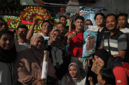 Aice dan Ribuan Warga Serang Meriahkan Selebrasi Rizki si Anak Serang yang Menjadi Juara Olimpiade