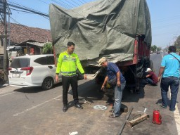 Tabrak Bokong Truk yang Berhenti di Pinggir Jalan, Pemotor di Driyorejo Gresik Ini Meninggal Dunia