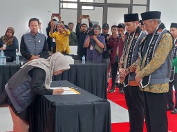 Paslon Pertama yang Daftar ke KPU Tuban, Lindra Berikan Psywar Jangan Coba-Coba