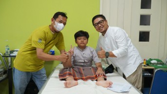 Berbagi Kebahagiaan Jelang HUT RI ke-79, 250 Anak Dapat Khitan Massal Gratis Pelindo Regional 3 Group