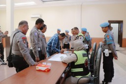 Personel Polres Jombang Jalani Pemeriksaan Senpi dan Tes Urine