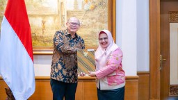 Bupati Fandi Akhmad Yani Masuk Masa Cuti, Wakil Bupati Aminatun Habibah Terima Surat Perintah Pelaksana Tugas Bupati Gresik dari Gubernur