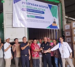 Koperasi Giri Sejahtera dan Bea Cukai Gresik Lepas Ekspor Kerajinan Rotan