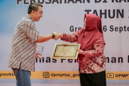 Smelting Dapat Penghargaan dari Plt Bupati Gresik Untuk Pembinaan Kemitraan