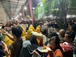 Meriah, Daging Ayam 3 Ton Habis Dalam 1 Jam di Grebek Ayam Sidowungu Menganti