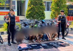 Polisi Akan Panggil Orang Tua dan Guru Remaja yang Tenteng Celurit di Kabupaten Gresik