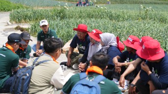 Milenial Petrokimia Kampanyekan Pemupukan Berimbang di Sentra Pertanian Bawang Putih Tawangmangu