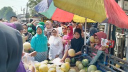Sambangi Pasar di Jombang, Cabup Mundjidah dan Warga Nostalgia Keberhasilan Pembangunan Drainase Saat Menjabat