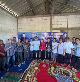 Jiddan Jadi Legislator Senayan Pertama yang Serahkan Bantuan Bedah Rumah ke Warga Gresik