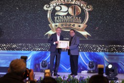 Kinerja Moncer, Bank Jatim Boyong Dua Penghargaan dari Majalah The Finance