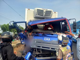 Truk Ekspedisi di Jombang Tabrak Dump Truk, Sopir Terjepit 20 Menit Dalam Kondisi Sadar