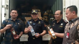 Bea Cukai Sita Ribuan Botol Miras Tanpa Cukai