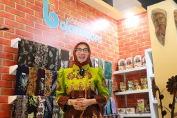Dian Adiyanti Adriyanto Kenalkan Batik "Jonegoroan" di BFF 2024