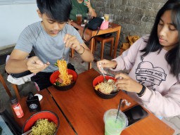 Sosmiekoe Jadi Buruan Pelajar dan Mahasiswa di Jember, Makan Mie dan Es Teh Murah Kurang dari Rp10 Ribu