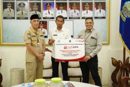 Bank Jatim Serahkan CSR Pengecatan Dinding Gor Sultan Abdul Kadirun Kepada Pemkab Bangkalan