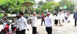 Yani Berangkat Nyoblos Diiringi Hadrah, Asluchul Alif Ziarah Dulu ke Makam Orang Tua