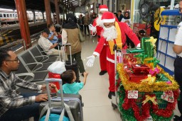 Sinterklas Meriahkan Perayaan Natal 2024 di Stasiun Kota Jember dengan Kado dan Flashmob