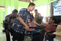 Senyum Bahagia Ahmad Dani, Terima Bantuan Kursi Roda dari Pemkab