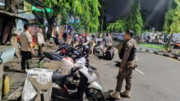 Satpol PP Gresik Tertibkan Pedagang Kaki Lima di Sekitar Pasar Gresik yang Melanggar Perda