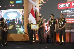 Kado Akhir Tahun, Kejari Bojonegoro Dapat 2 Penghargaan saat Rapat Kerja Daerah 2024
