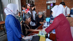 Berbagi Kasih di Momen Natal, Premier Place Hotel Kunjungi Pondok Pemulihan Lansia dan ODGJ