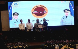 PT Smelting Terima Penghargaan dari Bupati Gresik Atas Komitmen Dalam Melaksanakan Program CSR