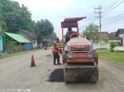 Tambal Sulam Jalan Rusak di Selatan Jember: Langkah Awal Menanti Perbaikan Total