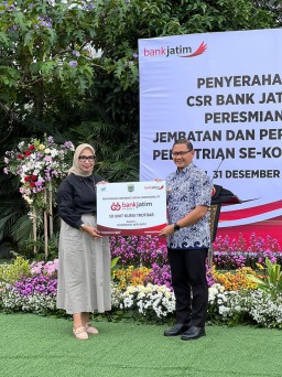 Bank Jatim Serahkan CSR Akhir Tahun 2024 kepada Pemkab Batu dan Bondowoso