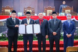Perda Resmi Ditetapkan, Pj. Gubernur Adhy Optimistis Bank BPR Jatim Kontribusi Ungkit Ekonomi dan Ajak UMKM Naik Kelas