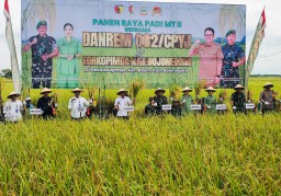 Danrem 082/CPYJ Panen Raya Padi 230 Hektare Bersama Kelompok Tani di Bojonegoro
