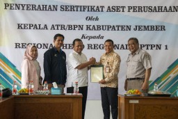 Komitmen Amankan Aset Negara, PTPN I Regional 4 Terima Penyerahan Sertipikat Seluas 39,8 Hektare dari BPN