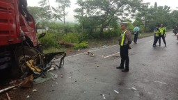 Truk Disel Vs Truk Tronton di Bojonegoro Tabrakan, Satu Orang Tewas